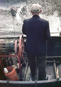 849503 Afbeelding van een visser in zijn vissersboot in de Leidsche Rijn te Utrecht, ter hoogte van houthandel De Wit.